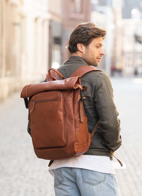 Chesterfield Lederrucksack getragen in der Stadt