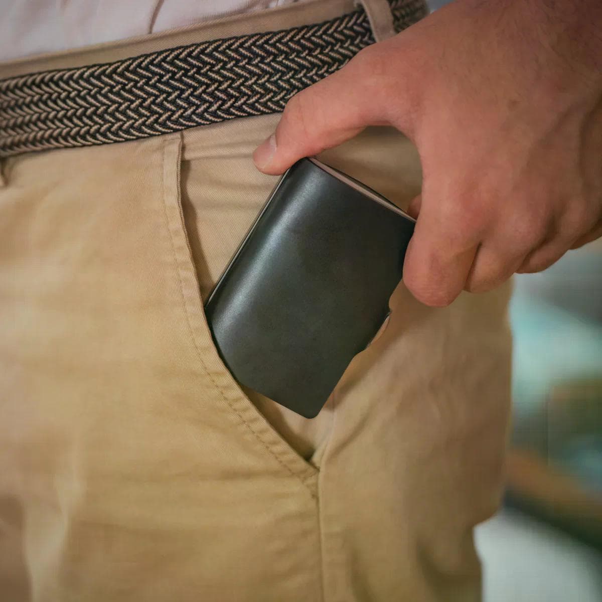 Schlanker I-CLIP Geldbeutel aus Leder in der Hosentasche