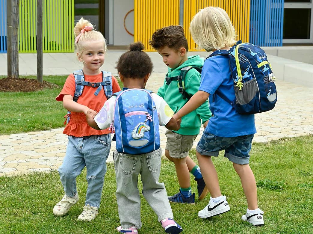 Step by Step Kinderrucksack in Berlin am Bahnhof Friedrichstraße