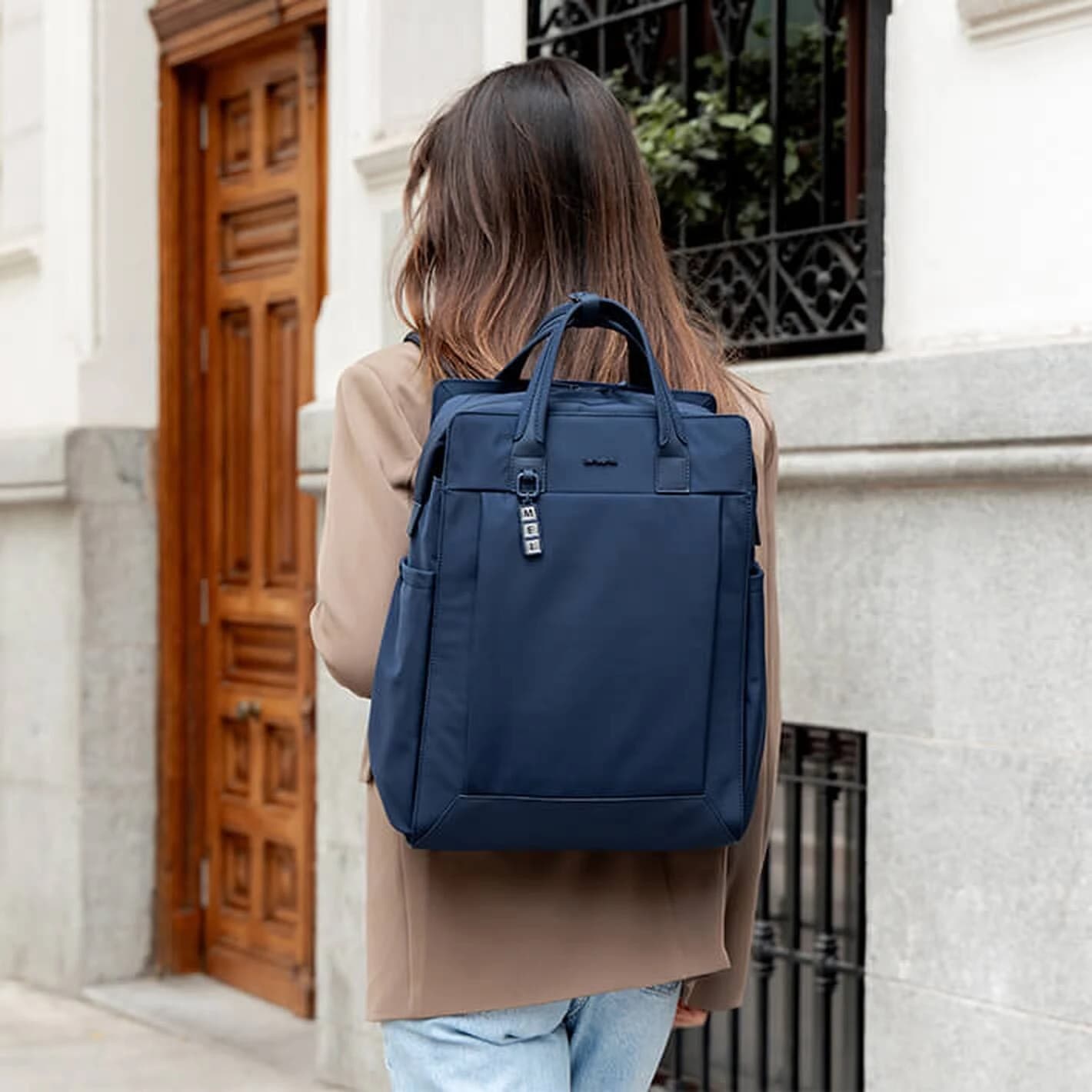 Frau mit blauem Samsonite Essentis Rucksack