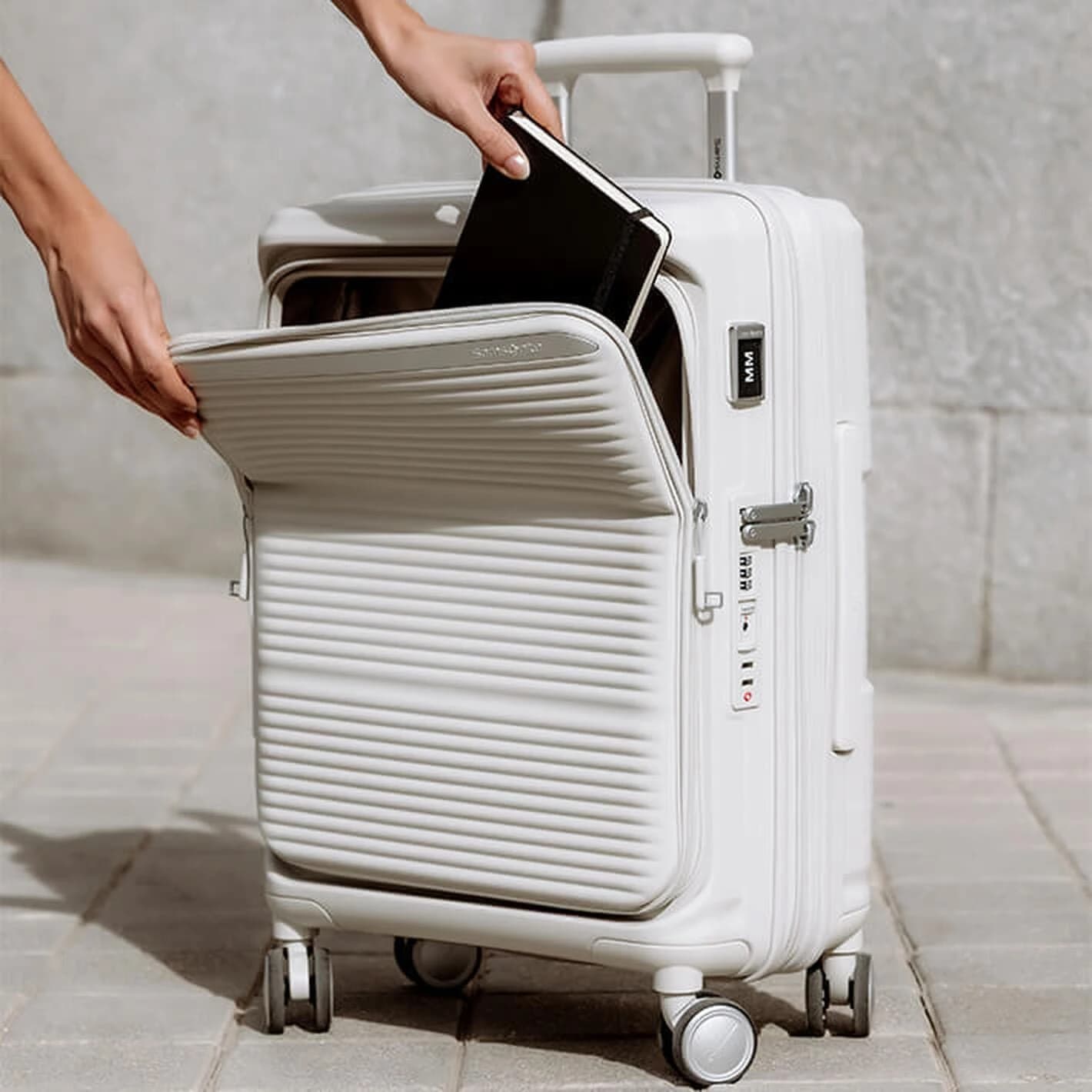 Weißer Samsonite Koffer mit geöffnetem Frontfach für ein Tablet