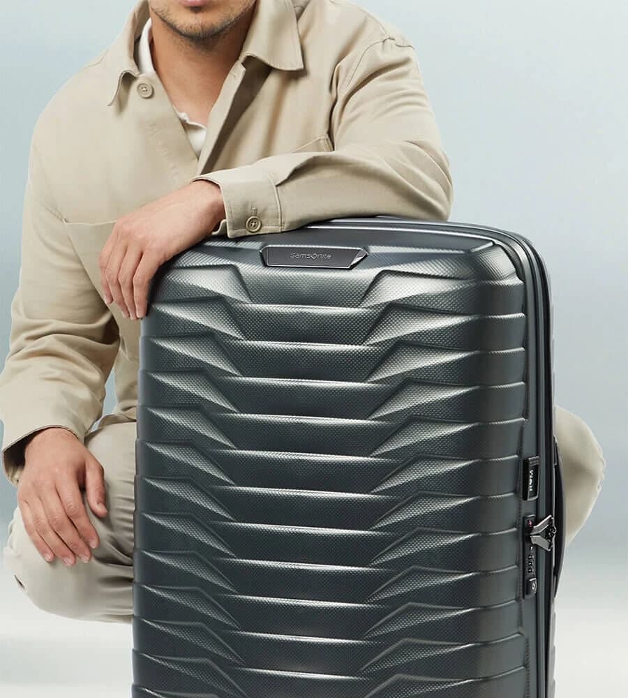 Mann mit dunklem Samsonite Proxis Koffer